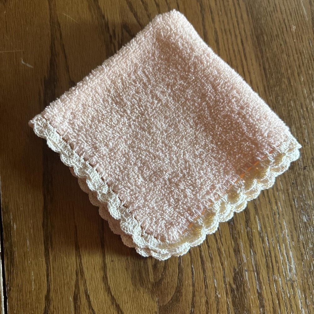 Soft Peach Bath Towel Set with Lace Trim - Picture 2 of 16